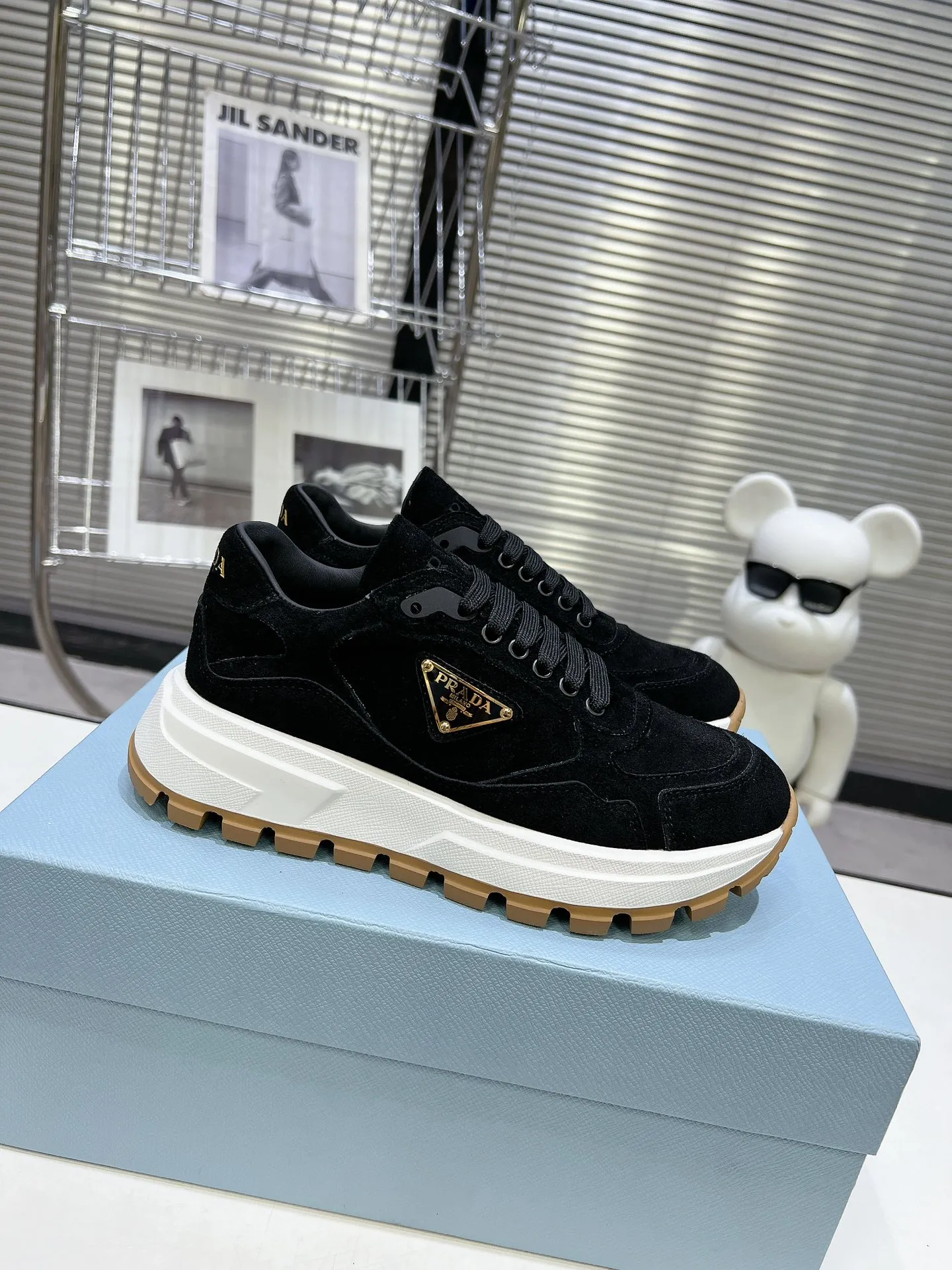 👟👟Ex-factory price 580👟👟 PRADA ²⁰²4 𝐬𝐬Prada’s new product comes with strength! ❣️Many Internet celebrities have the same style, fashionable and versatile nice items, original shoes are developed and purchased from Italian counters, and are reproduced 1:1 according to the original taste. This year’s theme is not to be defined, embodying texture through simplicity💛From thick-soled sneakers to zigzag short boots to 2024 flat shoes, everything reveals a sure-fire momentum...combining gentleness and handsomeness, the finishing touch for women❤️ The top-grade open-edge beaded cowhide with imported cowhide triangle logo is consistent with the original version, the wear-resistant and ultra-light two-color outsole, and the sheepskin lining are breathable and comfortable. ⚛Size: Women's 34-40 ⚛Size: Men's 39-45 Original packaging accessories. ⚛